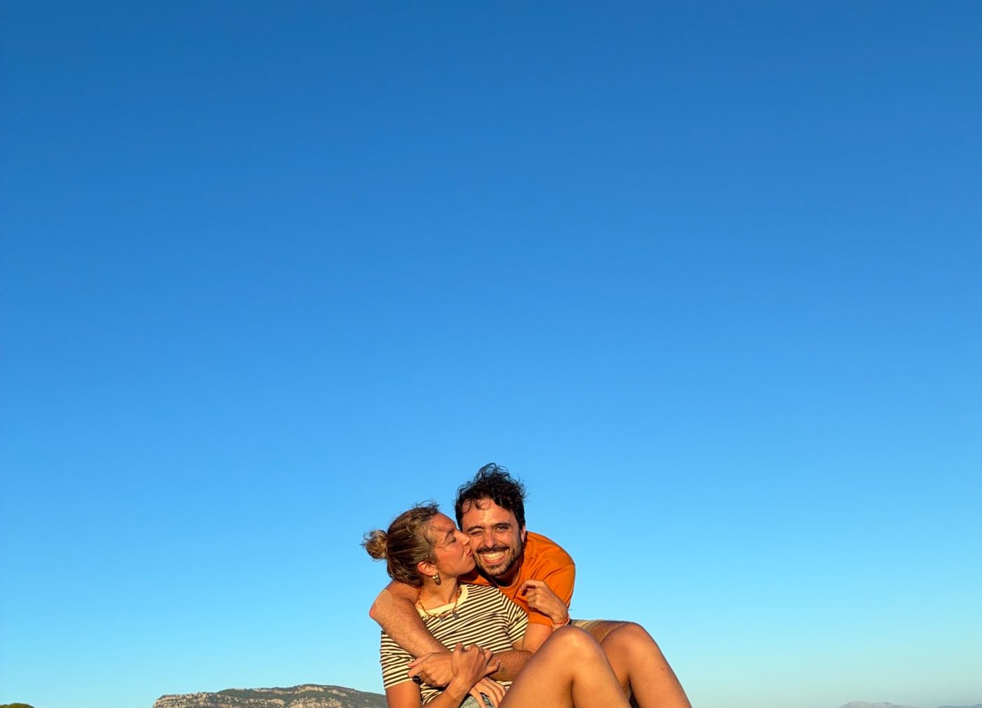 Ángela besa a Jorge en la playa