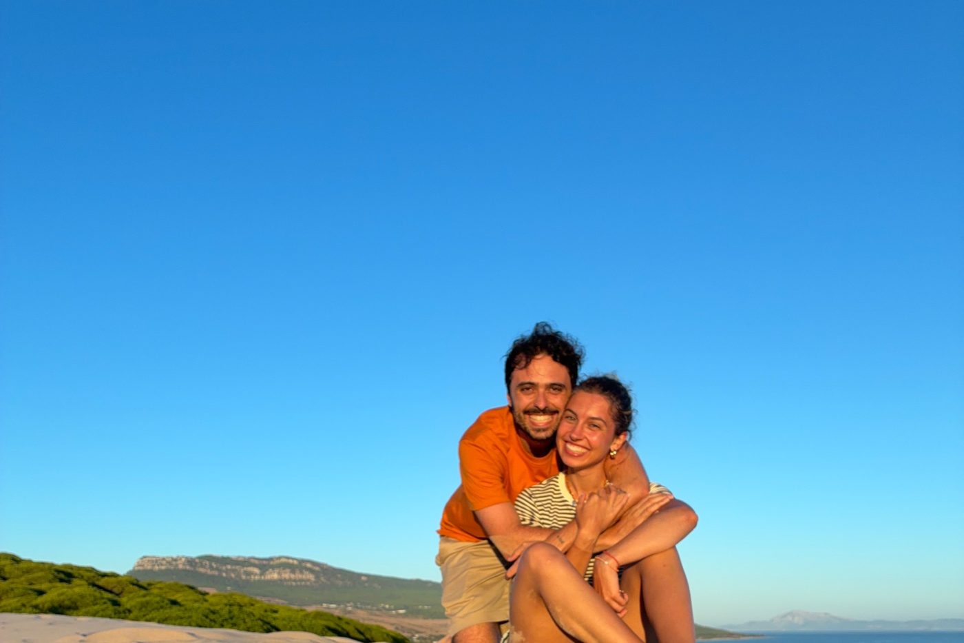 Jorge y Ángela abrazados y sonriendo